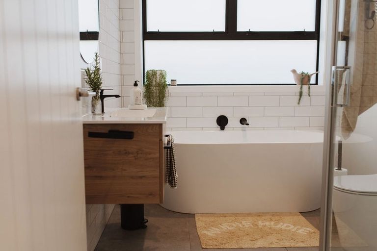 Photo of property in 72 Waipunahau Road, Waikanae, 5036