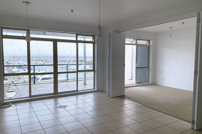 Photo of property in 16/15 Clearwater Cove, West Harbour, Auckland, 0618