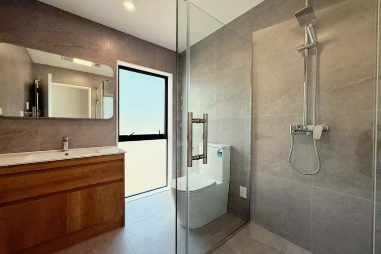 Photo of property in 7a Springside Place, New Lynn, Auckland, 0600
