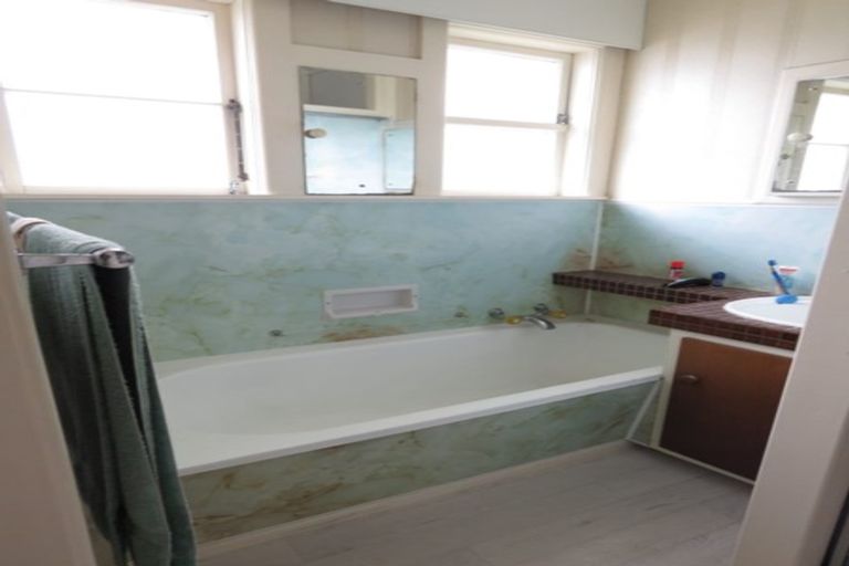 Photo of property in 33 Savoy Road, Glen Eden, Auckland, 0602