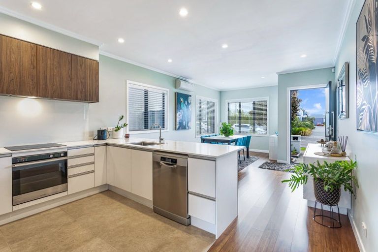 Photo of property in 6 Sacred Kingfisher Road, Hobsonville, Auckland, 0616