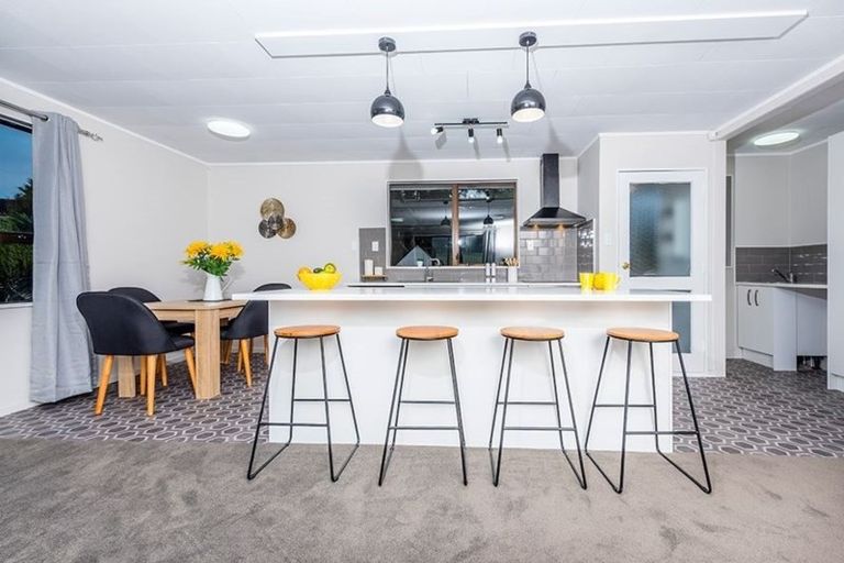 Photo of property in 4 Kayle Glen, West Harbour, Auckland, 0618