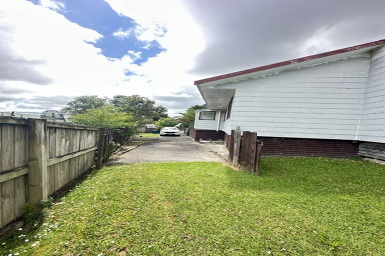 Photo of property in 14 Garton Drive, Massey, Auckland, 0614