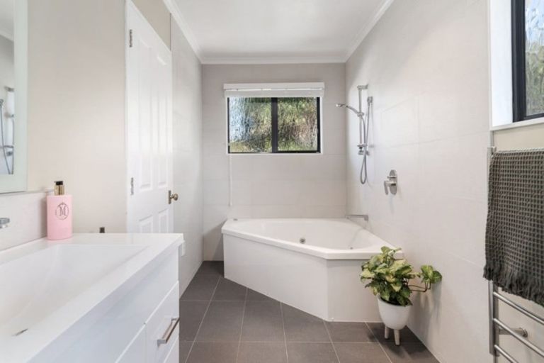 Photo of property in 9 Hinton Place, Pyes Pa, Tauranga, 3112