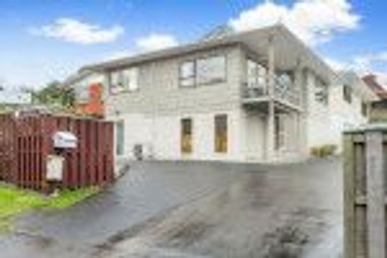 Photo of property in 1/3 Ondine Place, Glenfield, Auckland, 0629