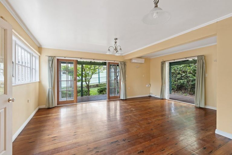 Photo of property in 2/292 Glenfield Road, Glenfield, Auckland, 0629