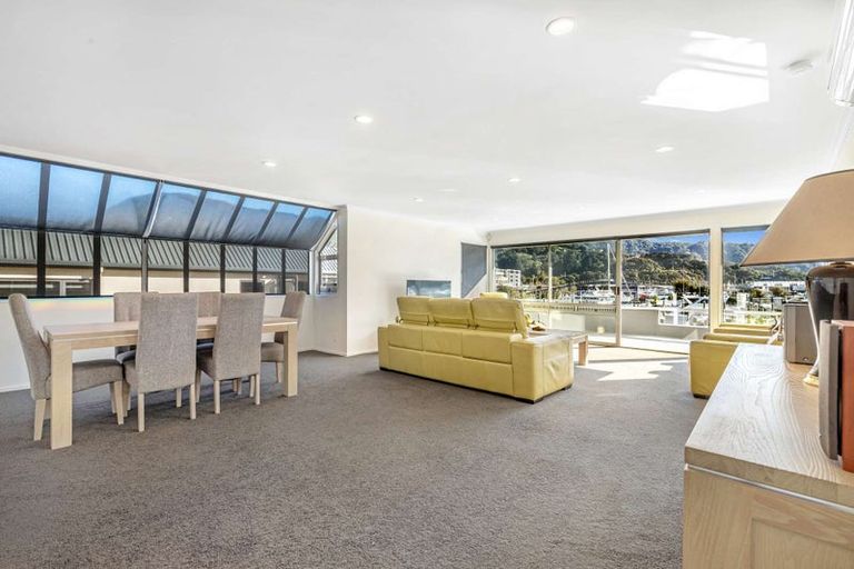 Photo of property in 39 Waikawa Road, Picton, 7220