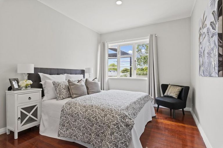 Photo of property in 1/2 Varlene Terrace, Forrest Hill, Auckland, 0620