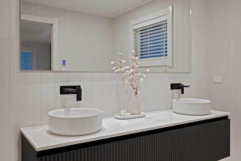 Photo of property in 71 Oak Road, Poraiti, Napier, 4112