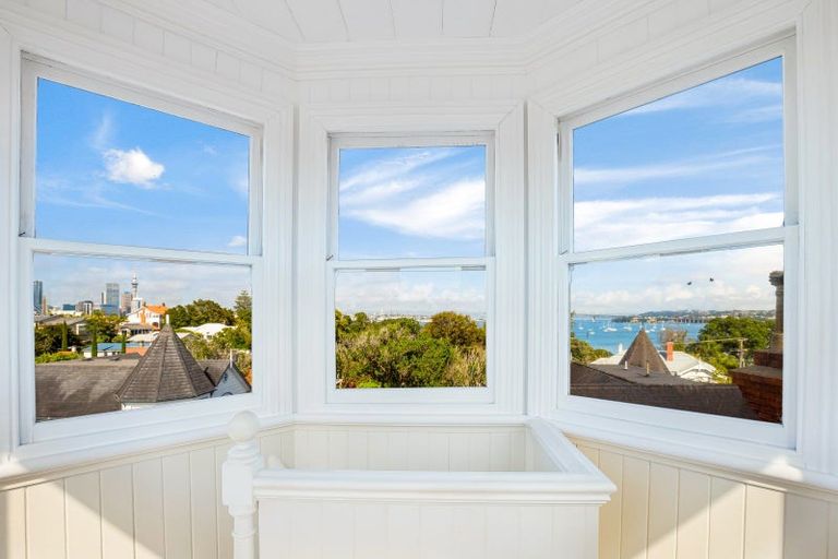 Photo of property in 41 Stanley Point Road, Stanley Point, Auckland, 0624