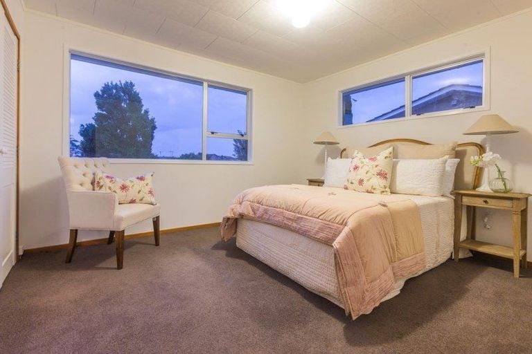 Photo of property in 28 Tomintoul Place, Highland Park, Auckland, 2010