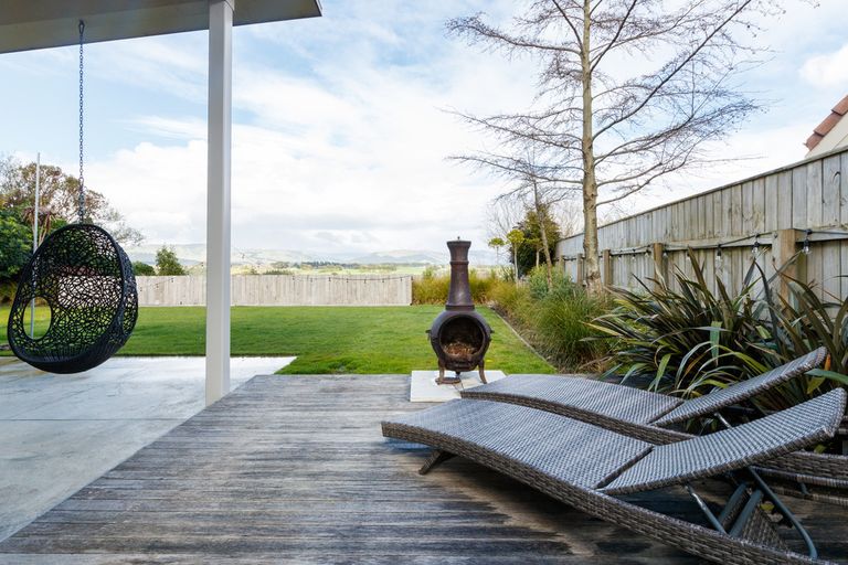 Photo of property in 19 Springdale Grove, Fitzherbert, Palmerston North, 4410