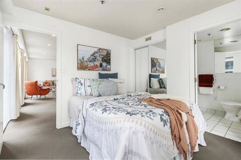 Photo of property in Terrace Heights Apartments, 2a/163 The Terrace, Wellington Central, Wellington, 6011