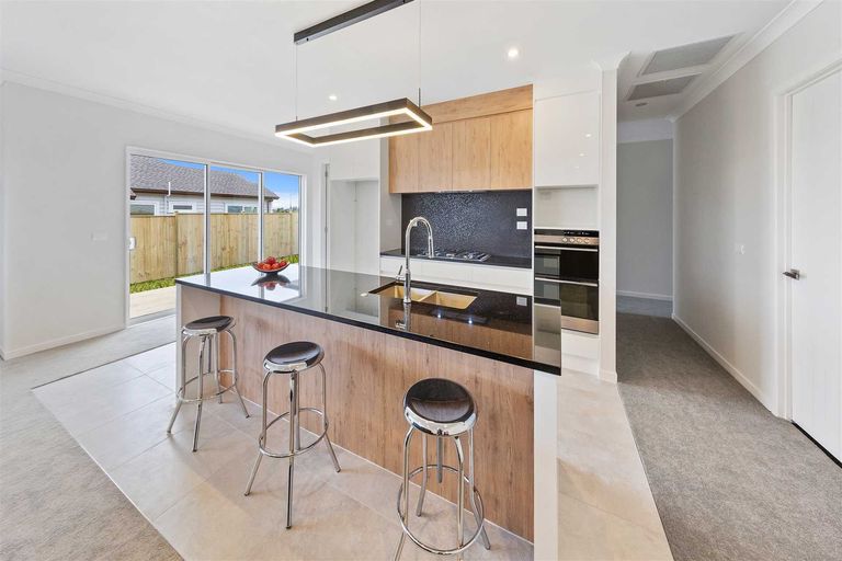 Photo of property in 53 Sunset Road, Totara Vale, Auckland, 0632