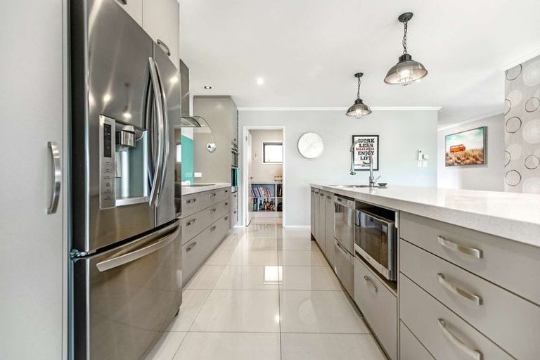 Photo of property in 19 Kendallvale Drive, Waiuku, 2123