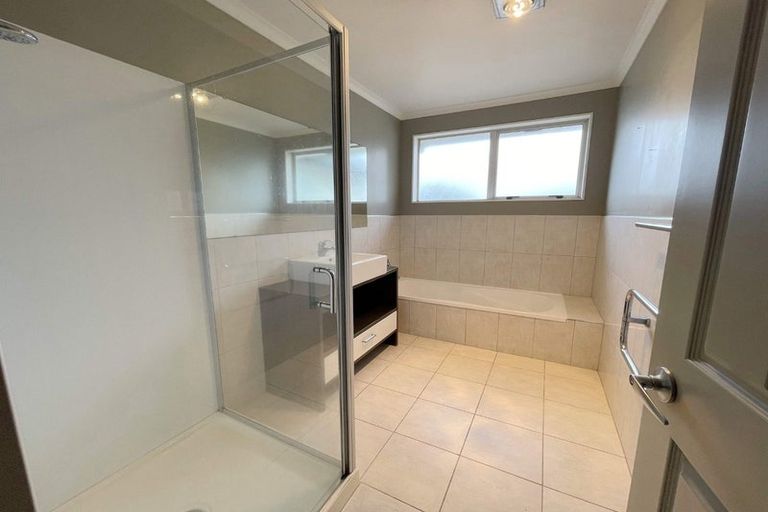 Photo of property in 30 The Track, Takanini, 2112