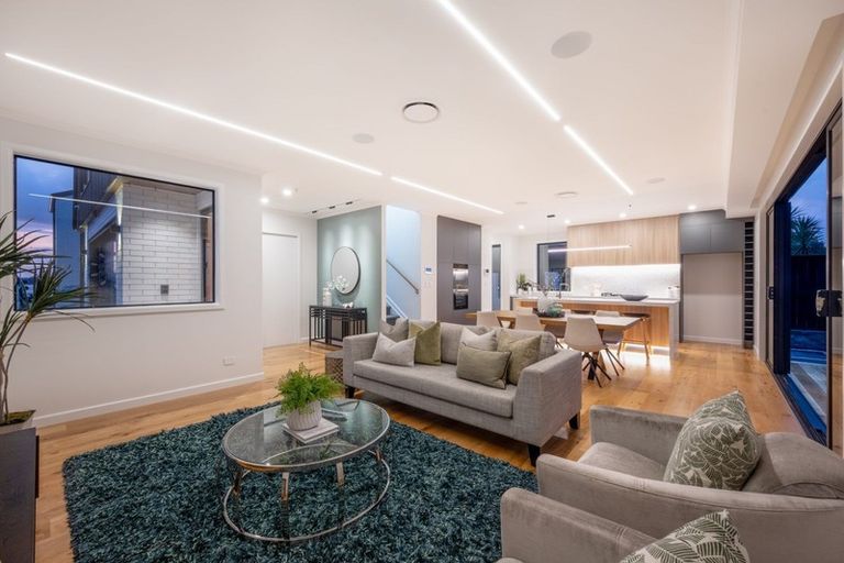 Photo of property in 15a The Parade, Bucklands Beach, Auckland, 2012