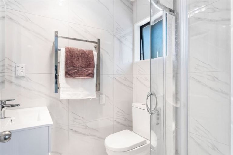 Photo of property in 2/16 Matisse Drive, West Harbour, Auckland, 0618