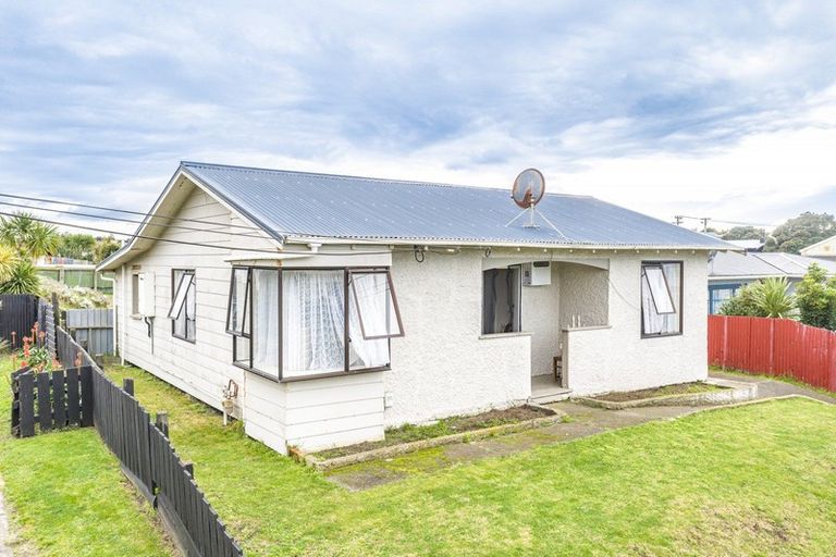 Photo of property in 1 Manuka Street, Castlecliff, Whanganui, 4501