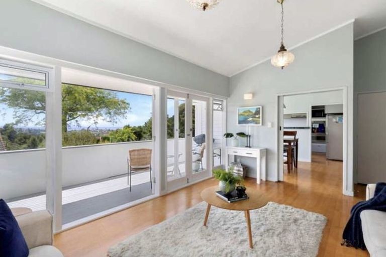 Photo of property in 2 Pine Hill Crescent, Browns Bay, Auckland, 0630