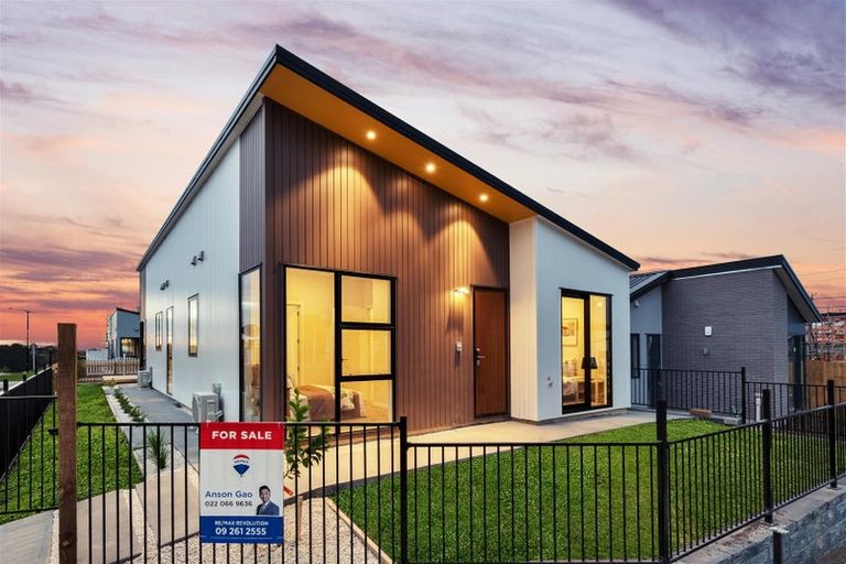 Photo of property in 16 Taiororua Avenue, Massey, Auckland, 0614