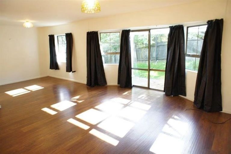 Photo of property in 2/2b Sunnynook Road, Sunnynook, Auckland, 0620