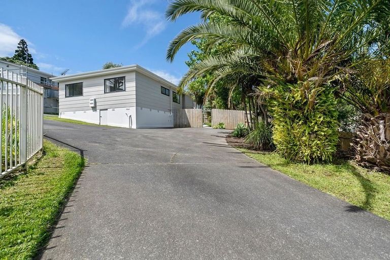 Photo of property in 1/11 Kupari Place, Totara Vale, Auckland, 0629