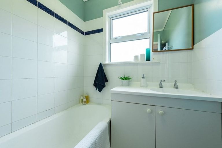 Photo of property in 186b Queens Drive, Lyall Bay, Wellington, 6022