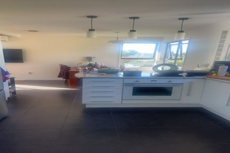 Photo of property in 22 Jenanne Place, Totara Vale, Auckland, 0629