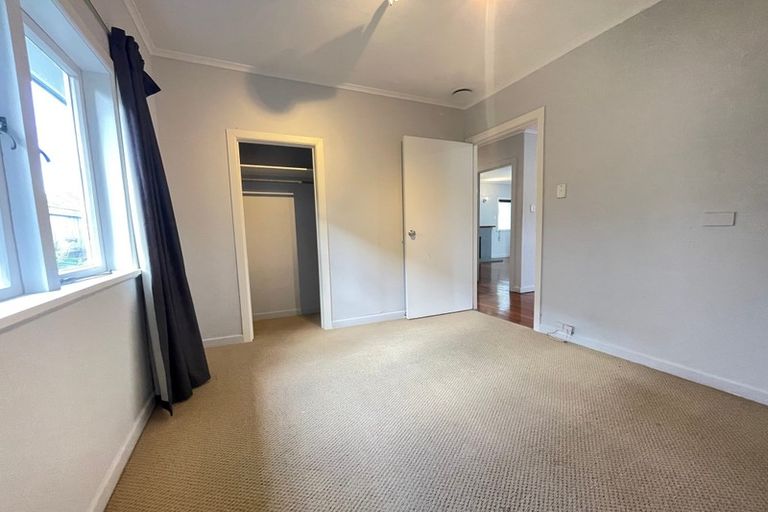 Photo of property in 42 Lyons Avenue, Murrays Bay, Auckland, 0630