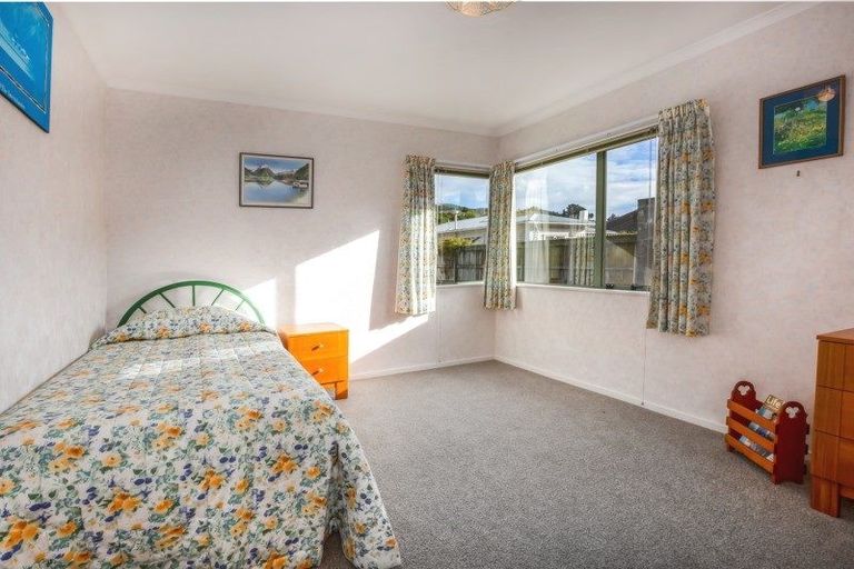 Photo of property in 80a Oxford Street, Tawa, Wellington, 5028