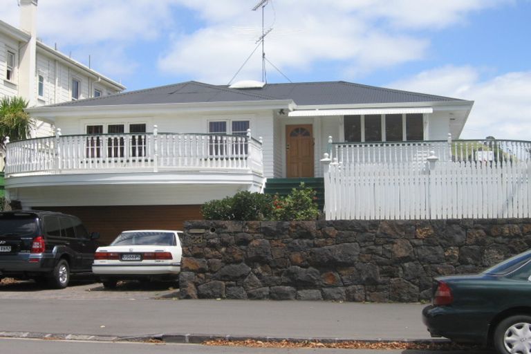 Photo of property in 23 Cambridge Terrace, Devonport, Auckland, 0624