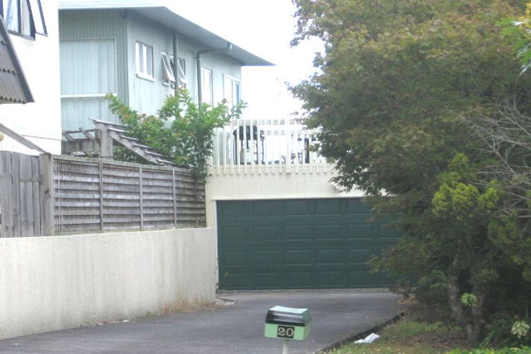 Photo of property in 24 Holdaway Avenue, Northcote, Auckland, 0627