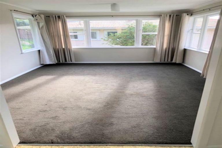 Photo of property in 143 Newlands Road, Newlands, Wellington, 6037