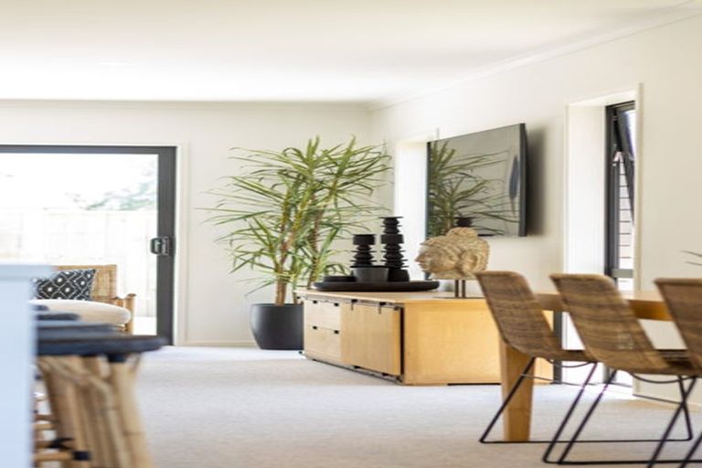 Photo of property in 8 Oakmont Crescent, Waiwhakaiho, New Plymouth, 4312