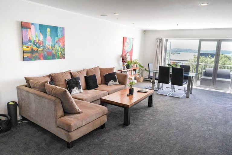 Photo of property in 1/143a Wiseley Road, West Harbour, Auckland, 0618