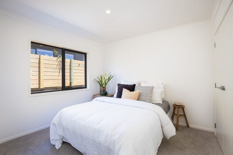 Photo of property in 8 Oakmont Crescent, Waiwhakaiho, New Plymouth, 4312