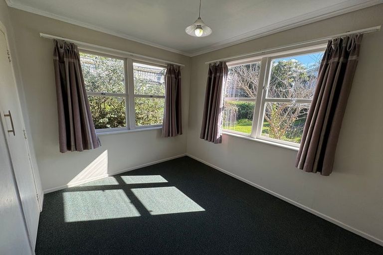 Photo of property in 188 Sunnynook Road, Totara Vale, Auckland, 0627