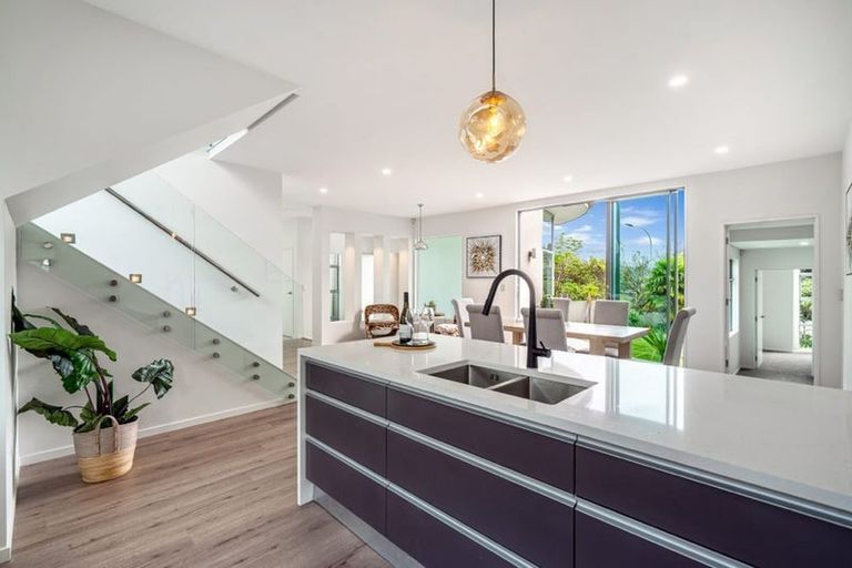 Photo of property in 90 Medallion Drive, Oteha, Auckland, 0632