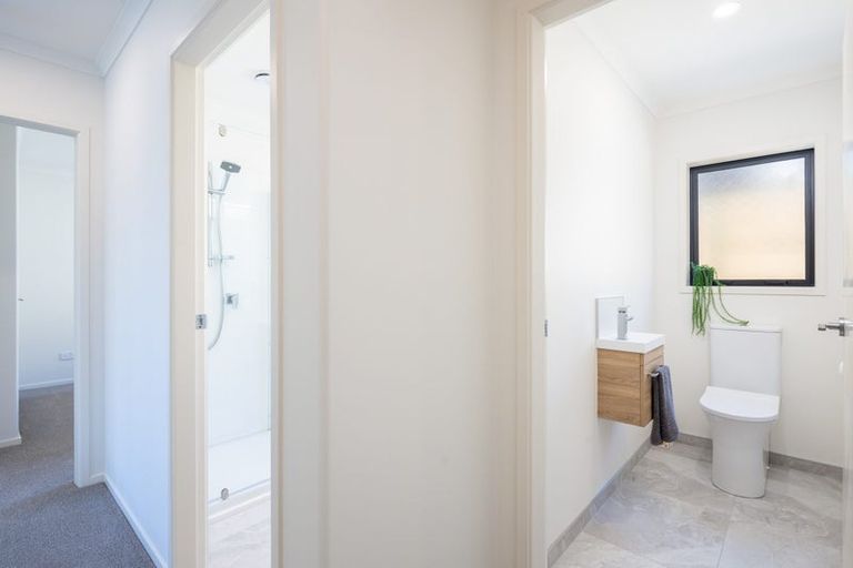 Photo of property in 8 Oakmont Crescent, Waiwhakaiho, New Plymouth, 4312