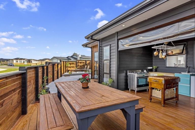 Photo of property in 1 Coutts Way, Fitzherbert, Palmerston North, 4410