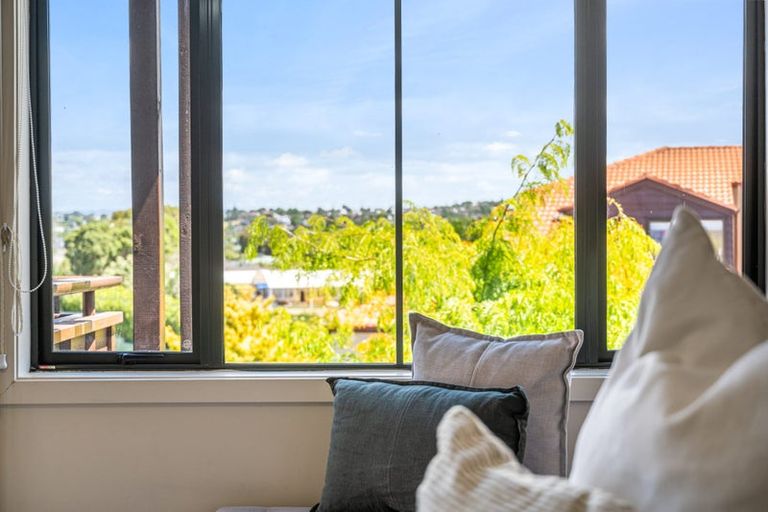 Photo of property in 9/8 Tobago Place, Sunnynook, Auckland, 0620