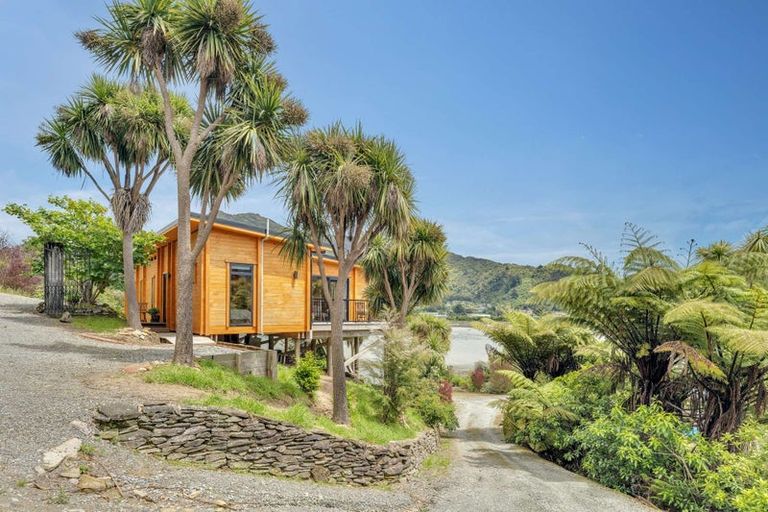 Photo of property in 127 Queen Charlotte Drive, Havelock, Picton, 7281