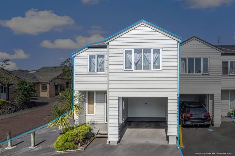 Photo of property in 8/30 John Jennings Drive, Oteha, Auckland, 0632
