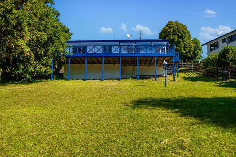Photo of property in 13 Trias Road, Totara Vale, Auckland, 0629