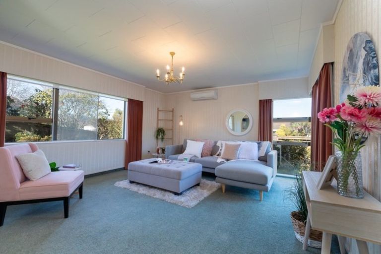 Photo of property in 1 Rewarewa Crescent, Waikanae, 5036