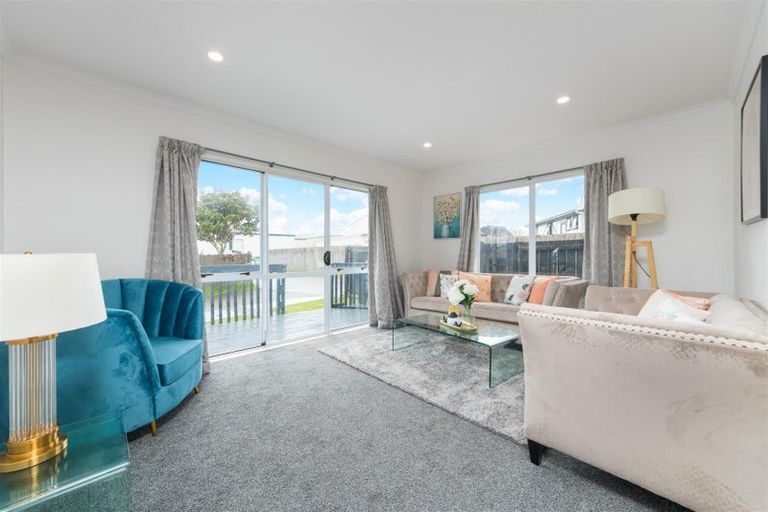 Photo of property in 2/43 Solveig Place, Randwick Park, Auckland, 2105