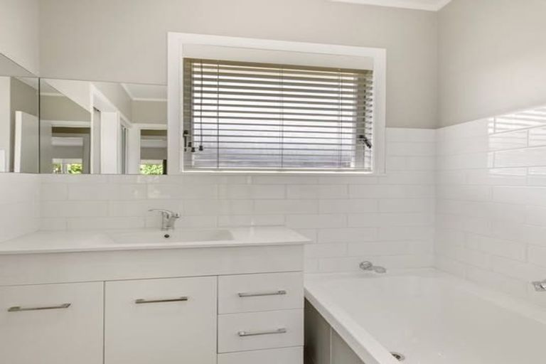 Photo of property in 1 Alf Walker Place, Papakura, 2110