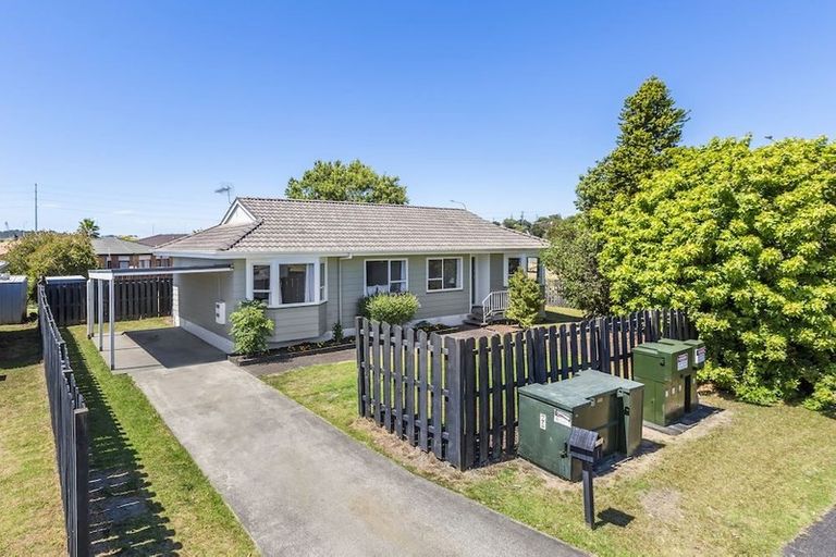 Photo of property in 1/1 Barbados Drive, Unsworth Heights, Auckland, 0632