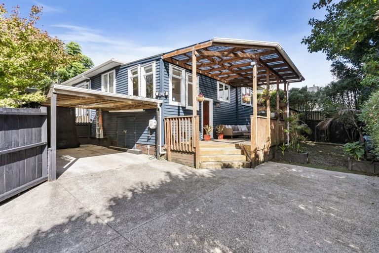 Photo of property in 1/13 Harrybrook Road, Green Bay, Auckland, 0604